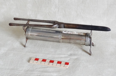 878273 Afbeelding van een brander met onduleertang om krullen in haar te zetten, uit de objectencollectie van het ...